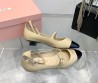 Женские кожаные туфли Miu Miu 2024 бежевые с черным лакированные