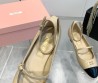 Женские кожаные туфли Miu Miu 2024 бежевые с черным лакированные