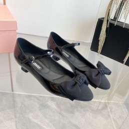 Женские кожаные туфли Miu Miu 2024 с бантом черные лакированные