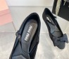 Женские велюровые туфли Miu Miu 2024 с бантом черные
