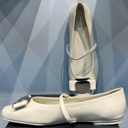 Женские кожаные туфли Salvatore Ferragamo 2023 с бантом молочные