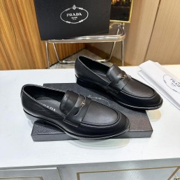 Мужские кожаные лоферы Prada 2024 черные со значком