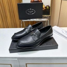 Мужские кожаные лоферы Prada 2024 черные с металлическим значком