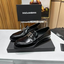 Мужские кожаные лоферы Dolce & Gabbana 2024 черные с серебристым логотипом глянцевые