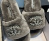Женские меховые шлепанцы Chanel 2024 серые со стразами