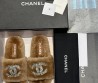 Женские меховые шлепанцы Chanel 2024 бежевые со стразами