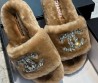 Женские меховые шлепанцы Chanel 2024 бежевые со стразами