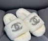 Женские меховые шлепанцы Chanel 2024 белые со стразами