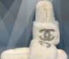 Женские меховые шлепанцы Chanel 2024 белые со стразами
