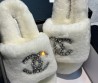 Женские меховые шлепанцы Chanel 2024 белые со стразами