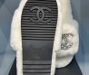 Женские меховые шлепанцы Chanel 2024 белые со стразами