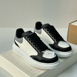 Женские кожаные кроссовки Alexander McQueen 2024 белые с черным