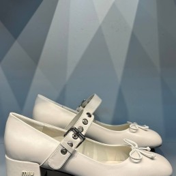 Женские кожаные туфли Miu Miu 2024 белые с бантиком