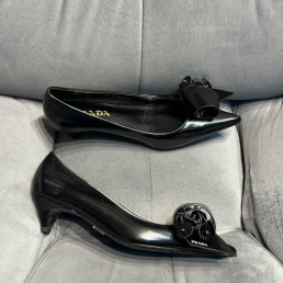 Женские кожаные туфли Prada 2024 черные с цветами на носке