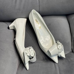 Женские кожаные туфли Prada 2024 белые с цветами на носке