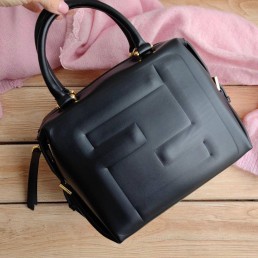 Женская кожаная сумка Fendi 2024 черная 23х19