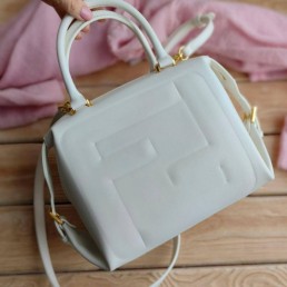 Женская кожаная сумка Fendi 2024 белая 23х19