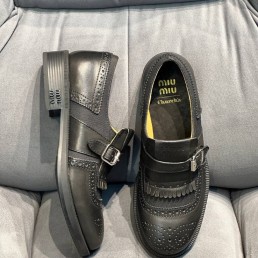 Женские кожаные туфли Miu Miu 2024 черные с перфорацией