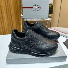 Мужские кожаные кроссовки Prada 2024 черные с эмблемой