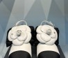 Женские комбинированные туфли Chanel 2024 белые с черным с цветком