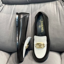 Женские кожаные лоферы Chanel 2024 черные с белым с пряжкой