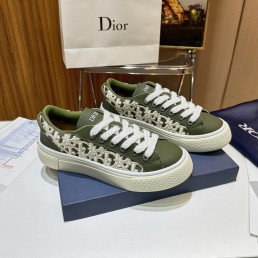Мужские комбинированные кроссовки Christian Dior 2024 зеленые с белой вышивкой