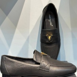 Женские кожаные лоферы Louis Vuitton 2024 черные с эмблемой в стразах