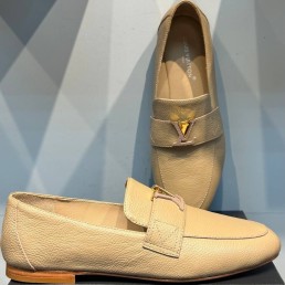 Женские кожаные лоферы Louis Vuitton 2024 бежевые с эмблемой в стразах