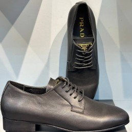 Женские кожаные ботинки Prada 2024 черные на шнурках