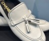 Женские кожаные лоферы Chanel 2024 белые с кисточками