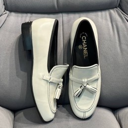 Женские кожаные лоферы Chanel 2024 белые с кисточками