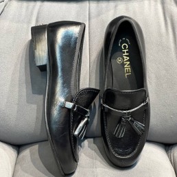 Женские кожаные лоферы Chanel 2024 черные с кисточками