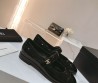 Женские кожаные туфли Chanel 2024 черные с ремешком лакированные