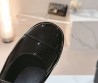 Женские кожаные туфли Chanel 2024 черные с ремешком лакированные