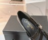 Женские кожаные туфли Chanel 2024 черные с ремешком лакированные