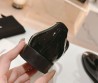 Женские кожаные туфли Chanel 2024 черные с ремешком лакированные