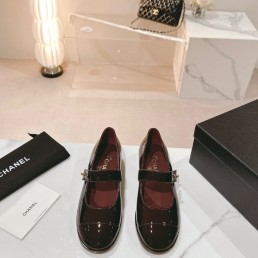 Женские кожаные туфли Chanel 2024 бордовые с ремешком лакированные
