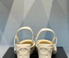 Женские кожаные босоножки Chanel 2024 молочные с черным носом