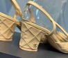 Женские кожаные босоножки Chanel 2024 бежевые с лакированным носом