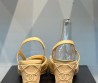 Женские кожаные босоножки Chanel 2024 бежевые с лакированным носом