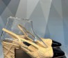 Женские кожаные босоножки Chanel 2024 бежевые с лакированным носом