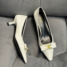 Женские кожаные туфли Celine 2024 белые с золотой пряжкой
