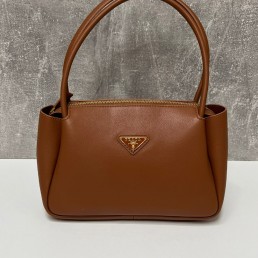 Женская кожаная сумка Prada 2024 коричневая 27х18х11