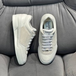 Женские кожаные кроссовки Chanel 2024 белые с замшевыми вставками
