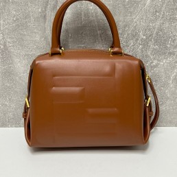 Женская кожаная сумка Fendi 2024 коричневая 22х16х12
