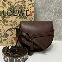 Женская кожаная сумка Loewe 2024 коричневая 18х16х10