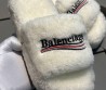 Женские меховые шлепанцы Balenciaga 2024 молочные