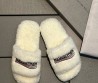 Женские меховые шлепанцы Balenciaga 2024 молочные