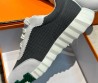 Мужские комбинированные кроссовки Hermes 2024 серые с зеленой буквой