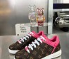 Женские кожаные кроссовки Louis Vuitton 2024 коричневые с принтом с розовой канвой